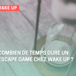 Horloge et joueurs en mission dans un escape game Wake Up à Lyon, illustrant la durée moyenne de 1h30 d’une expérience immersive.