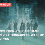 Joueurs plongés dans l’escape game Inception de Wake Up à Lyon, explorant les rêves et le subconscient pour une expérience immersive révolutionnaire.