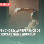 Joueurs plongés dans l’escape game horreur Psychose à Lyon, explorant l’esprit d’un serial killer dans une expérience immersive et terrifiante.