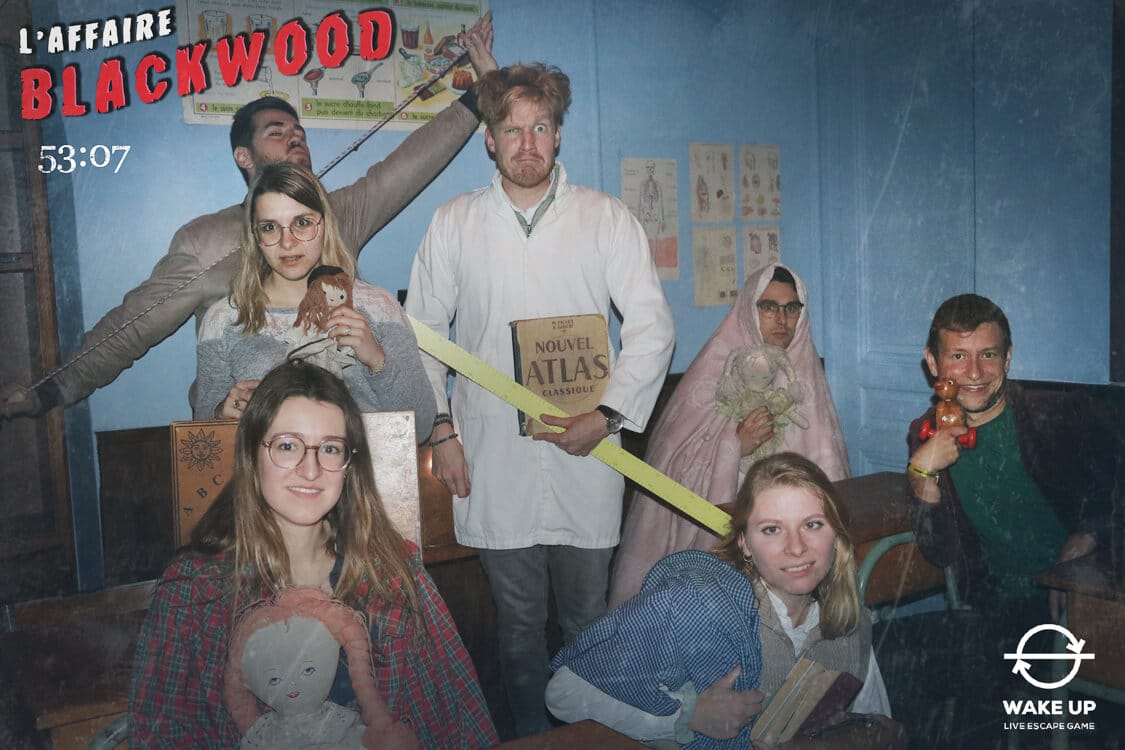 Photo clients dans les décors de l'escape game L'Affaire Blackwood