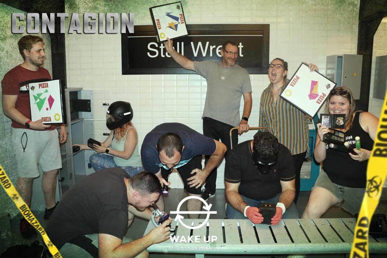 Photo clients dans les décors de l'escape game Contagion
