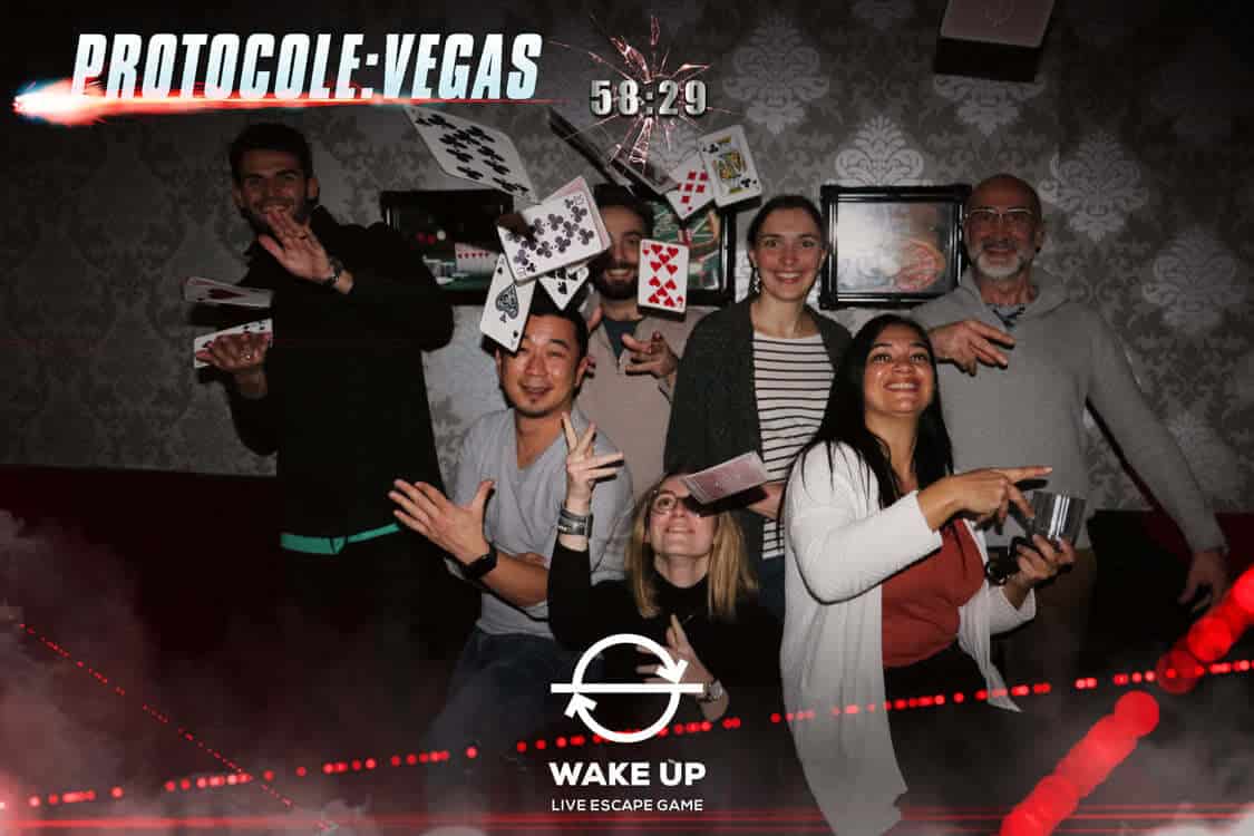 Photo clients dans les décors de l'escape game Protocole Vegas