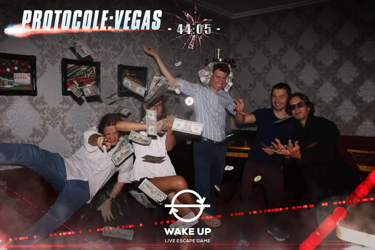 Photo clients dans les décors de l'escape game Protocole Vegas