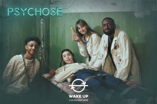Photo clients dans les décors de l'escape game Psychose