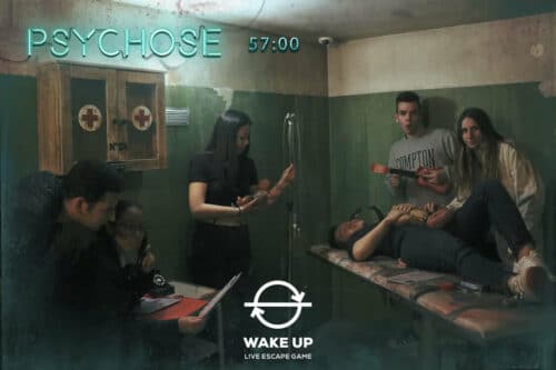 Photo clients dans les décors de l'escape game Psychose