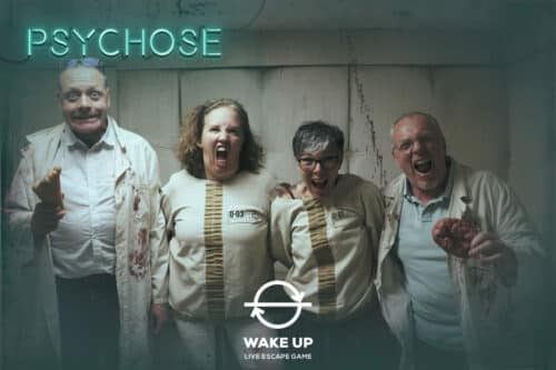 Photo clients dans les décors de l'escape game Psychose