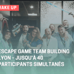 Groupe de collaborateurs participant à un escape game immersif pour team building à Lyon chez WAKE UP Escape.