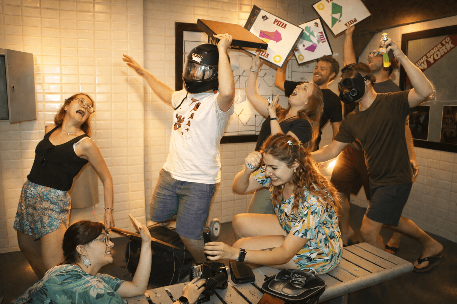 Grand groupe d’adultes participant à un escape game immersif à Lyon chez Wake Up, dans une mission dynamique et scénarisée.